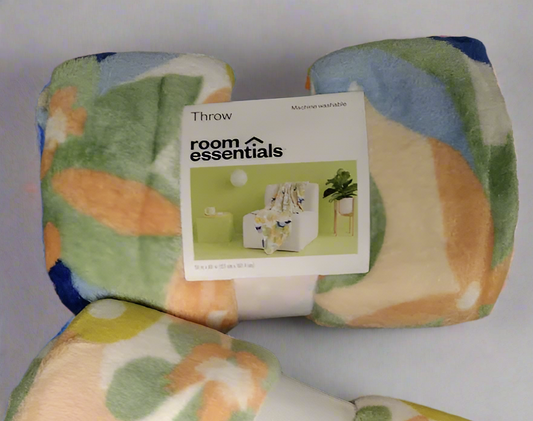 🛋️ Room Essentials Throw Blanket – Multicolor