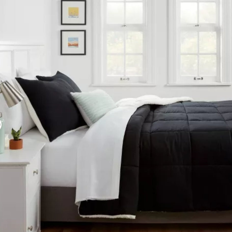 Room Essentials™ Faux Shearling Reversible Comforter – Twin/Twin XL (Black) 🛏️🖤
